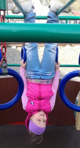 Дети стоят на голове